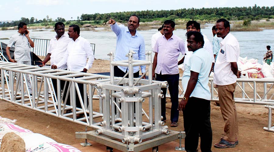 ಕೊಪ್ಪಳ ತಾಲ್ಲೂಕಿನ ಹುಲಿಗಿಯಲ್ಲಿ ಸೋಮವಾರ ತುಂಗಭದ್ರಾ ಆರತಿಯ ಸಿದ್ಧತಾ ಕಾರ್ಯಗಳನ್ನು ಸಂಸದ ರಾಜಶೇಖರ ಹಿಟ್ನಾಳ ಪರಿಶೀಲಿಸಿದರು