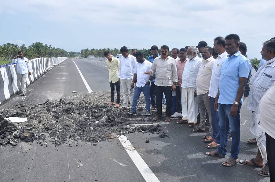ಕೊಳ್ಳೇಗಾಲ ತಾಲ್ಲೂಕಿನ ಉತ್ತಂಬಳ್ಳಿ ಬಳಿ ಹಾದುಹೋಗಿರುವ ರಾಷ್ಟ್ರೀಯ ಹೆದ್ದಾರಿ- 948ರ ಮೇಲ್ಸೇತುವೆ ಕುಸಿದ ಸ್ಥಳಕ್ಕೆ ಬಿಜೆಪಿ ರಾಜ್ಯ ಉಪಾಧ್ಯಕ್ಷ ಎನ್.ಮಹೇಶ್, ಮಾಜಿ ಶಾಸಕ ಎಸ್.ಬಾಲರಾಜು ವೀಕ್ಷಿಸಿದರು
