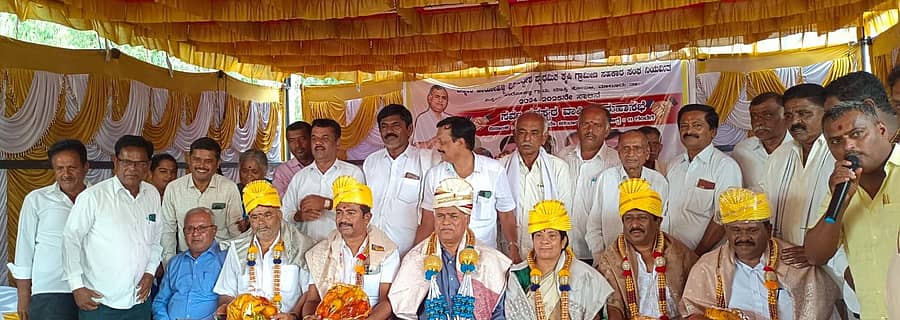 ಮಾಲೂರು ತಾಲ್ಲೂಕಿನ ದಿನ್ನೇರಿ ಹಾರೋಹಳ್ಳಿ ವಿವಿಧೋದ್ದೇಶ ಪ್ರಾಥಮಿಕ ಕೃಷಿ ಗ್ರಾಮೀಣ ಸಹಕಾರ ಸಂಘದ ವಾರ್ಷಿಕ ಮಹಾಸಭೆಯಲ್ಲಿ ಡಿಸಿಸಿ ಬ್ಯಾಂಕ್‌ಗೆ ಆಯ್ಕೆಯಾದ ನಿದೇರ್ಶಕರನ್ನು ಸನ್ಮಾನಿಸಲಾಯಿತು 
