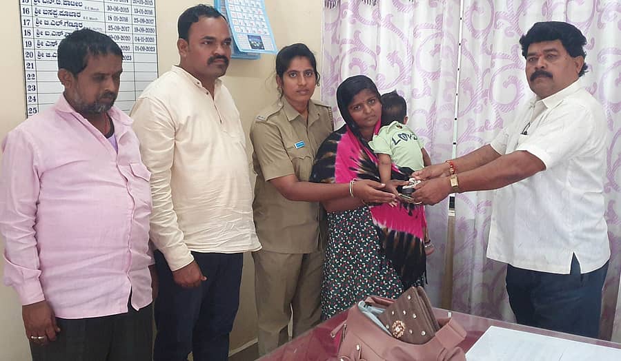 ಇಳಕಲ್ ಡಿಪೊ ಬಸ್ನಲ್ಲಿ ಬಿಟ್ಟು ಇಳಿದಿದ್ದ ವ್ಯಾನಿಟಿ ಬ್ಯಾಗ್ ಅನ್ನು ಸಾರಿಗೆ ಘಟಕ ವ್ಯವಸ್ಥಾಪಕ ಬಿರಾದಾರ ಅವರು ಸಂಬಂಧಪಟ್ಟ ಪ್ರಯಾಣಿಕರಿಗೆ ಹಿಂತಿರುಗಿಸಿದರು