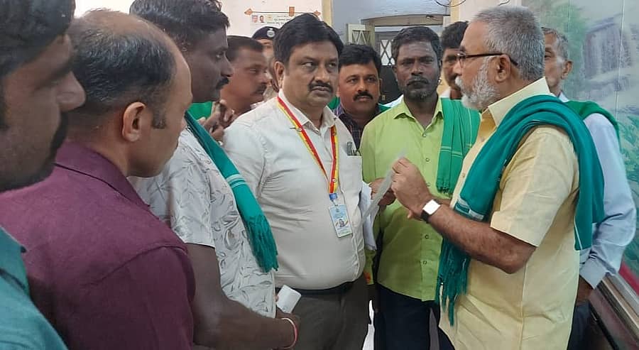 ಬೆಳಗಾವಿಯಲ್ಲಿ ಸೋಮವಾರ ಪ್ರತಿಭಟನೆ ನಡೆಸಿದ ರೈತರು ತಮ್ಮ ಬೇಡಿಕೆಗಳನ್ನು ಹೆಚ್ಚುವರಿ ಜಿಲ್ಲಾಧಿಕಾರಿ ವಿಜಯಕುಮಾರ ಹೊನಕೇರಿ ಅವರಿಗೆ ವಿವರಿಸಿದರು