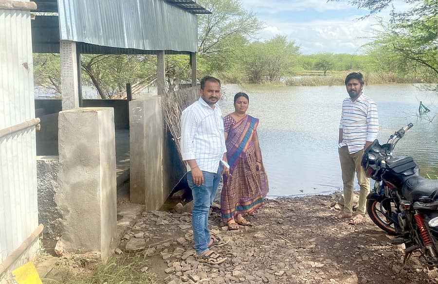 ತೇರದಾಳ ತಾಲ್ಲೂಕಿನ ತಮದಡ್ಡಿಯಲ್ಲಿ ಕೃಷ್ಣಾ ನದಿಯ ನೀರಿನ ಮಟ್ಟ ಇಳಿಕೆಯಾಗಿದ್ದು, ಜಲಾವೃತವಾದ ಮನೆಯಿಂದ ನೀರು ಮರೆಯಾಗಿರುವು ಸೋಮವಾರ ಕಂಡು ಬಂತು