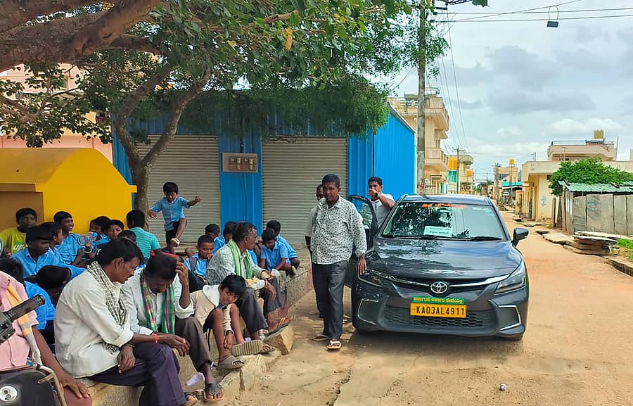 ಚಿಕ್ಕಬಳ್ಳಾಪುರ ತಾಲ್ಲೂಕಿನ ತಿಪ್ಪೇನಹಳ್ಳಿಯ ಸರ್ಕಾರಿ ಶಾಲೆ ಬಳಿ ಶಾಲೆ ಮಕ್ಕಳು ಮತ್ತು ಪೋಷಕರು ಪ್ರತಿಭಟನೆ ನಡೆಸಿದರು