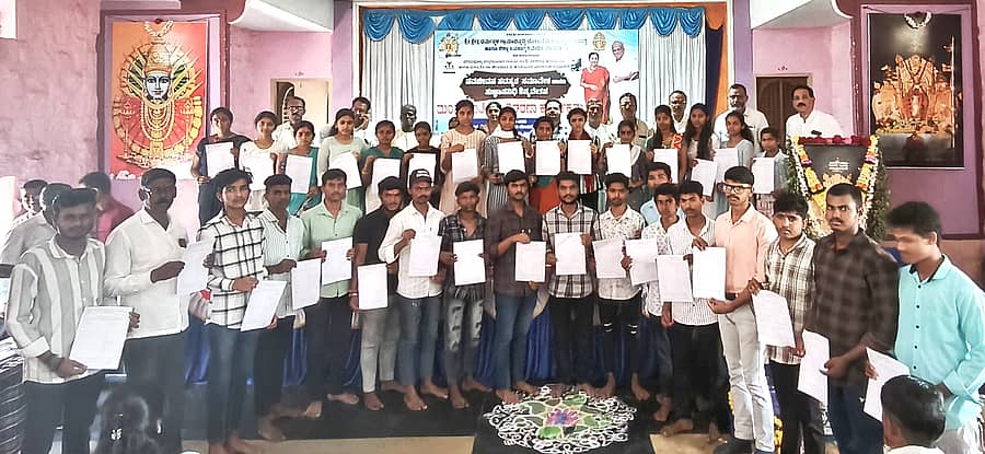 ಧರ್ಮಸ್ಥಳ ಸಂಘದಿಂದ ತಾಲ್ಲೂಕಿನ 148 ವಿದ್ಯಾರ್ಥಿಗಳಿಗೆ ಸುಜ್ಞಾನನಿಧಿ ಶಿಷ್ಯವೇತನ ಮಂಜೂರಾತಿ ಪತ್ರ ವಿತರಿಸಲಾಯಿತು 