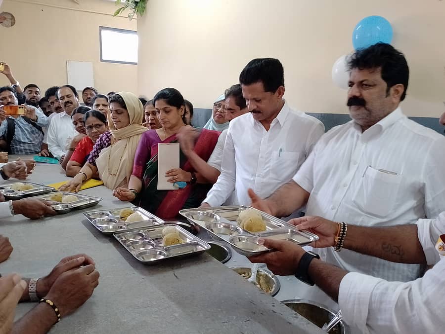 ಶಿರಸಿಯಲ್ಲಿ ಉದ್ಘಾಟನೆಗೊಂಡ ಇಂದಿರಾ ಕ್ಯಾಂಟೀನ್‍ನಲ್ಲಿ ಮಂಕಾಳ ವೈದ್ಯ, ಭೀಮಣ್ಣ ನಾಯ್ಕ ಅವರು ಗ್ರಾಹಕರಿಗೆ ಉಪಹಾರ ವಿತರಿಸಿದರು