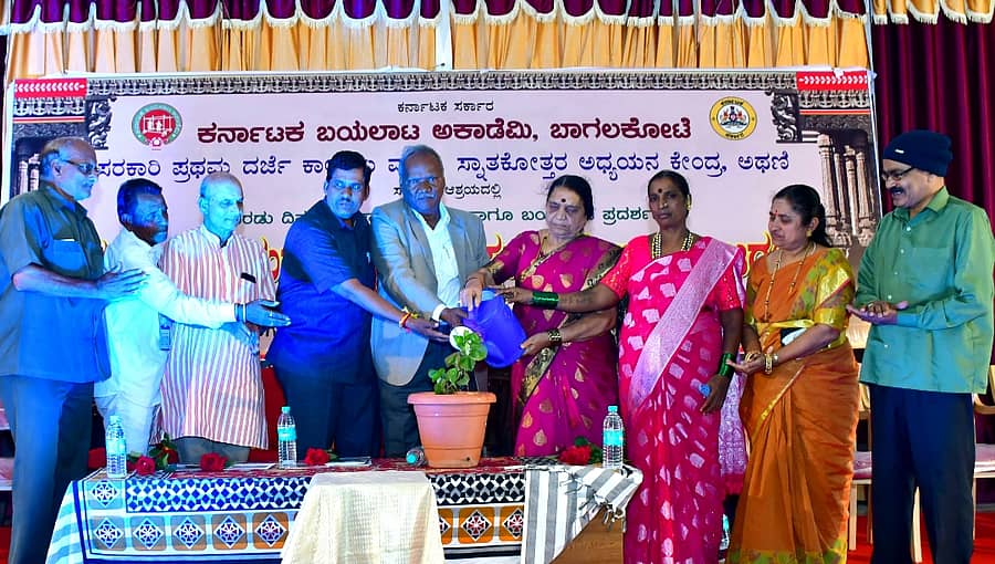 ಫೋಟೋ: ಅಥಣಿ ಪಟ್ಟಣದ ಸರ್ಕಾರಿ ಪ್ರಥಮ ದರ್ಜೆ ಪದವಿ ಮಹಾವಿದ್ಯಾಲಯದಲ್ಲಿ ಹಮ್ಮಿಕೊಳ್ಳಲಾಗಿದ್ದ ವಿಚಾರ ಸಂಕಿರಣ ಮತ್ತು ಬಯಲಾಟ ಪ್ರದರ್ಶನ ಕಾರ್ಯಕ್ರಮದ ಉದ್ಘಾಟಿಸಿ ಕಲಾವಿದೆ ಮಲ್ಲವ್ವ ಮ್ಯಾಗೇರಿ ಮಾತನಾಡಿದರು. ( 25ಅಥಣಿ2)