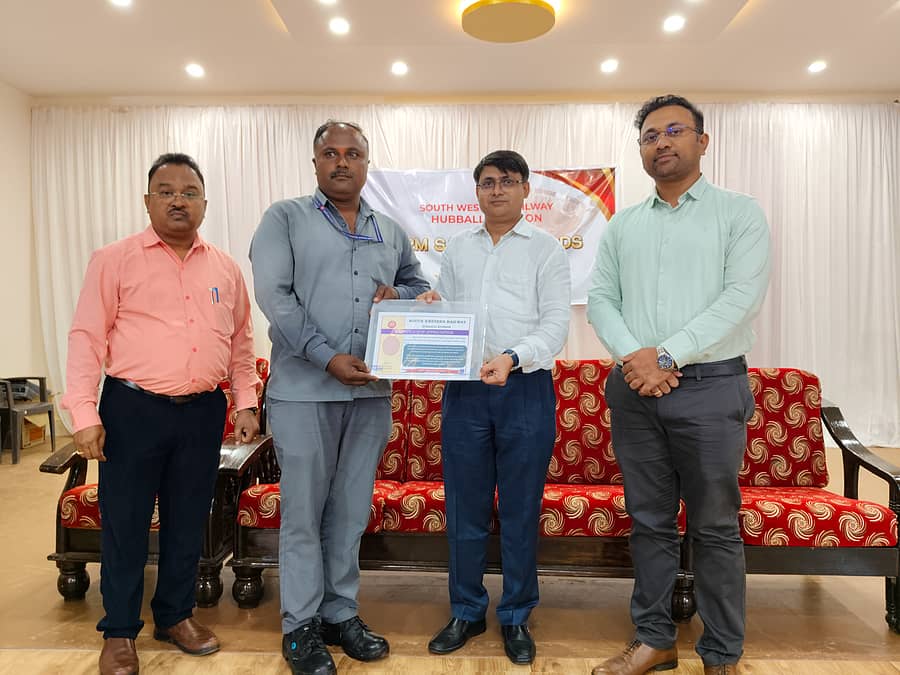 ರೈಲ್ವೆ ಸುರಕ್ಷತೆಯಲ್ಲಿ ಉತ್ತಮ ಕಾರ್ಯ ನಿರ್ವಹಿಸಿದ ರೈಲ್ವೆ ಸಿಬ್ಬಂದಿಗೆ ನೈರುತ್ಯ ರೈಲ್ವೆ ಹುಬ್ಬಳ್ಳಿ ವಿಭಾಗದಿಂದ ‘ಸುರಕ್ಷತಾ ಪ್ರಶಸ್ತಿ’ ನೀಡಲಾಯಿತು