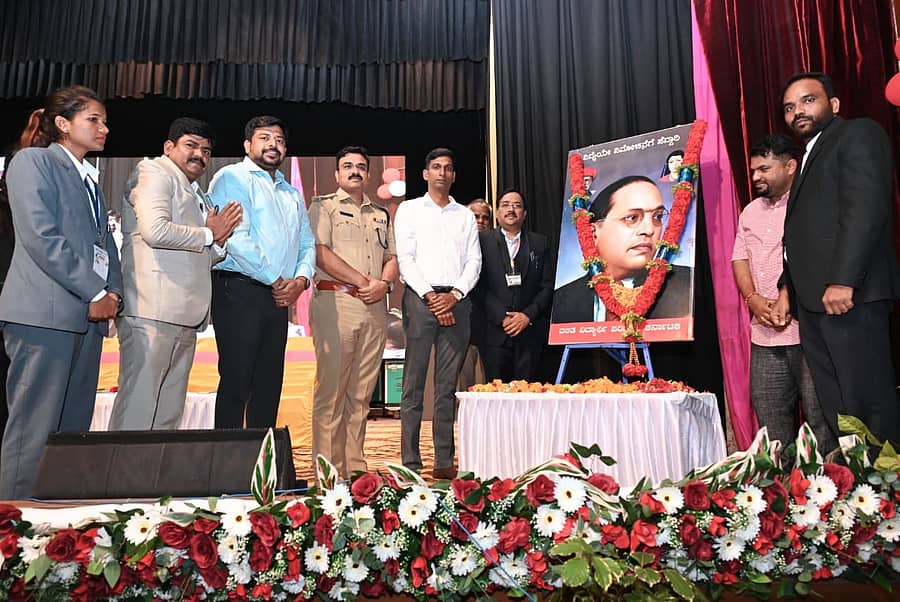 ವಿಜಯಪುರ ನಗರದ ಕಂದಗಲ್ ಶ್ರೀ ಹನುಮಂತರಾಯ ರಂಗಮಂದಿರದಲ್ಲಿ ಸಮಾಜ ಕಲ್ಯಾಣ ಇಲಾಖೆ ಹಾಗೂ ದಲಿತ ವಿದ್ಯಾರ್ಥಿ ಪರಿಷತ್ ಇವರ ಸಹಯೋಗದೊಂದಿಗೆ ಭಾನುವಾರ ಹಮ್ಮಿಕೊಂಡಿದ್ದ ಸ್ಪರ್ಧಾತ್ಮಕ ಪರೀಕ್ಷೆಗಳಿಗೆ ಸಿದ್ಧತೆ ವಿಷಯದ ಕುರಿತ ಕಾರ್ಯಾಗಾರದಲ್ಲಿ ಗಣ್ಯರು ಡಾ.ಬಿ.ಆರ್‌.ಅಂಬೇಡ್ಕರ್‌ ಭಾವಚಿತ್ರಕ್ಕೆ ಪುಷ್ಪನಮನ ಸಲ್ಲಿಸಿದರು