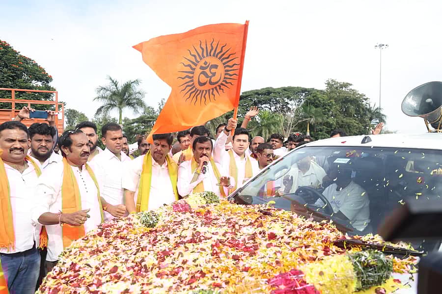 ಸಂಸದ ತೇಜಸ್ವಿ ಸೂರ್ಯ ಅವರು ಸೋಮವಾರ ನೈಸ್‌ ರಸ್ತೆಯ ಬಳಿ ‘ಧರ್ಮದ ಉಳಿವಿಗಾಗಿ ಧರ್ಮ ಯುದ್ಧ’ ಅಭಿಯಾನಕ್ಕೆ ಚಾಲನೆ ನೀಡಿದರು. ಶಾಸಕ ಸಿ.ಕೆ.ರಾಮಮೂರ್ತಿ ಮತ್ತು ಇತರರು ಇದ್ದರು.