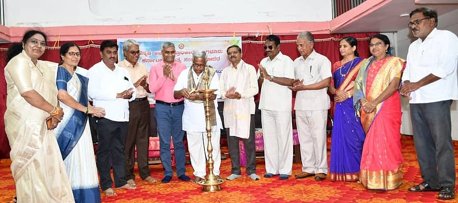 ಕನ್ನಡ ಅಭಿವೃದ್ಧಿ ಪ್ರಾಧಿಕಾರದ ಅಧ್ಯಕ್ಷ ಪ್ರೊ. ಪುರುಷೋತ್ತಮ ಬಿಳಿಮಲೆ ಕಾರ್ಯಕ್ರಮಕ್ಕೆ ಚಾಲನೆ ನೀಡಿದರು