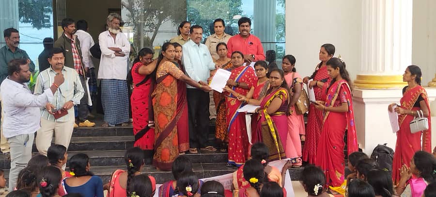 ಚಿಕ್ಕನಾಯಕನಹಳ್ಳಿಯಲ್ಲಿ ಮಹಿಳಾ ಕಾರ್ಮಿಕರಿಗೆ ನರೇಗಾದಲ್ಲಿ ನಡೆಯುತ್ತಿರುವ ಅನ್ಯಾಯದ ವಿರುದ್ಧ ಕ್ರಮ ಕೈಗೊಳ್ಳಬೇಕೆಂದು ಮನವಿ ಸಲ್ಲಿಸಿದರು