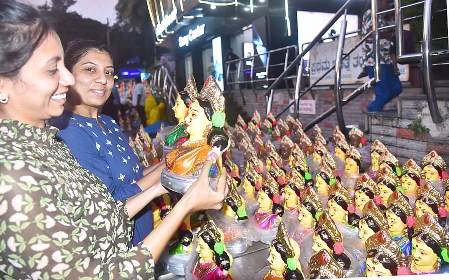 ತುಮಕೂರಿನಲ್ಲಿ ಮಹಿಳೆಯರು ಗೌರಿ ಮೂರ್ತಿ ಖರೀದಿಸಿದರು