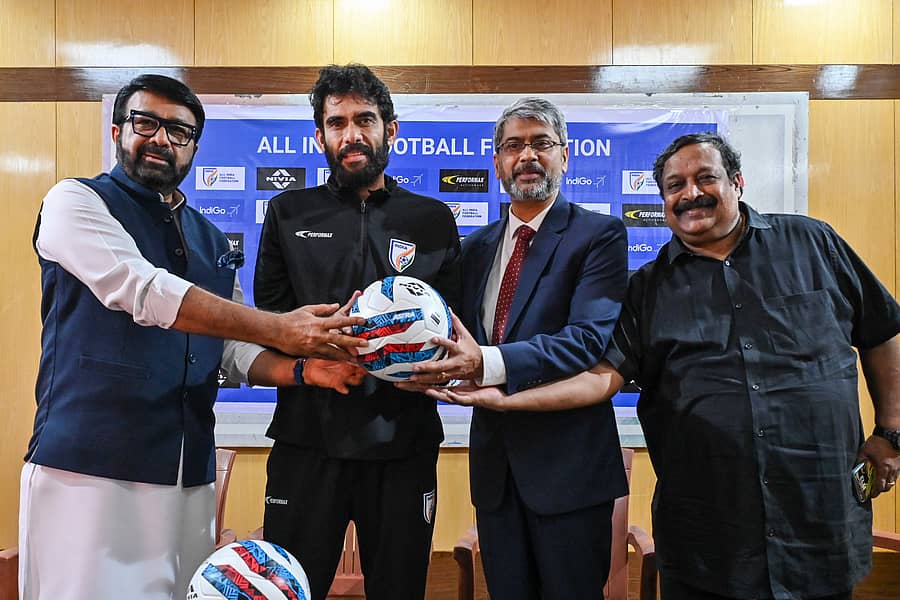 ಪತ್ರಿಕಾಗೋಷ್ಠಿಯಲ್ಲಿ ಎಐಎಫ್‌ಎಫ್‌ ಉಪಾಧ್ಯಕ್ಷ, ಕೆಎಸ್‌ಎಫ್‌ಎ ಅಧ್ಯಕ್ಷ ಎನ್‌.ಎ. ಹ್ಯಾರಿಸ್‌, ಭಾರತ ಪುರುಷರ ಫುಟ್‌ಬಾಲ್‌ ತಂಡದ ಕೋಚ್‌ ಖಾಲಿದ್‌ ಜಮೀಲ್‌, ಎಐಎಫ್‌ಎಫ್‌ ಅಧ್ಯಕ್ಷ ಕಲ್ಯಾಣ್‌ ಚೌಬೆ ಮತ್ತು ಉಪ ಪ್ರಧಾನ ಕಾರ್ಯದರ್ಶಿ ಎಂ ಸತ್ಯನಾರಾಯಣ್ ಉಪಸ್ಥಿತರಿದ್ದರು  –ಪ್ರಜಾವಾಣಿ ಚಿತ್ರ/ಪುಷ್ಕರ್‌ ವಿ.