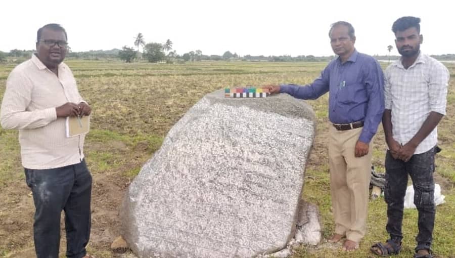 ಕಂಪ್ಲಿ ತಾಲ್ಲೂಕು ಕಣಿವಿ ತಿಮ್ಮಲಾಪುರ ಗ್ರಾಮದ ಗದ್ದೆಯೊಂದರಲ್ಲಿ ಪತ್ತೆಯಾಗಿರುವ ಶ್ರೀಕೃಷ್ಣದೇವರಾಯ ಉಲ್ಲೇಖದ ದಾನ ಶಾಸನ