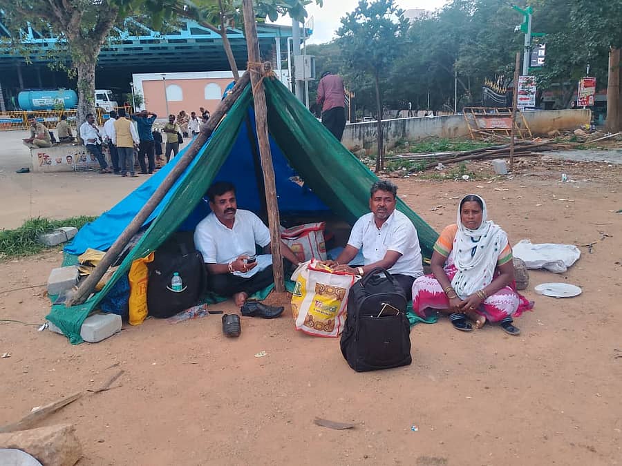 ನಗರದ ಸ್ವಾತಂತ್ರ್ಯ ಉದ್ಯಾನದಲ್ಲಿ ಅಲೆಮಾರಿ ಸಮುದಾಯದವರು ಟೆಂಟ್‌ನಲ್ಲಿಯೇ ಅಹೋರಾತ್ರಿ ಧರಣಿ ನಡೆಸಿದರು