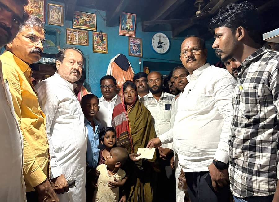 ಮುದ್ದೇಬಿಹಾಳ ತಾಲ್ಲೂಕಿನ ಕುಂಚಗನೂರ ಗ್ರಾಮದ ಕೃಷ್ಣಾ ನದಿ ತೀರದಲ್ಲಿ ಶನಿವಾರ ಎತ್ತುಗಳ ಮೈ ತೊಳೆಯಲು ಹೋದ ವೇಳೆ ಮೊಸಳೆ ದಾಳಿಗೆ ಬಲಿಯಾದ ರೈತ ಕಾಶಪ್ಪ ಕಂಬಳಿ ಕುಟುಂಬಕ್ಕೆ ಶಾಸಕ ಸಿ.ಎಸ್.ನಾಡಗೌಡ ಸೋಮವಾರ ಸಾಂತ್ವನ ಹೇಳಿದರು 