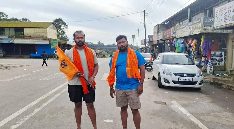 <div class="paragraphs"><p>ಧರ್ಮಸ್ಥಳ ಕ್ಷೇತ್ರಕ್ಕೆ ಪಾದಯಾತ್ರೆ ಕೈಗೊಂಡಿರುವ ಬೆಂಗಳೂರಿನ ಸಹೋದರರಿಬ್ಬರು ಸೋಮವಾರ ಕೊಟ್ಟಿಗೆಹಾರದಿಂದ ಯಾತ್ರೆ ಮುಂದುವರೆಸಿದರು</p></div>