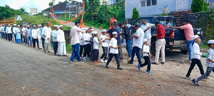 ಕಳೆದ ವರ್ಷ ಸುಂಟಿಕೊಪ್ಪದಲ್ಲಿ ಈದ್ ಮಿಲಾದ್ ಹಬ್ಬದ ಅಂಗವಾಗಿ ವಿವಿಧ ಮಸೀದಿಗಳಿಂದ ಮೆರವಣಿಗೆ ಹೊರಟ ಮುಸ್ಲಿಮರಿಗೆ ಹಿಂದೂಗಳು ತಂಪು ಪಾನೀಯ ನೀಡಿ ಶುಭಾಶಯ ಕೋರಿದ್ದರು