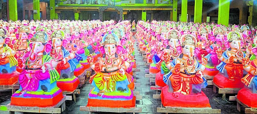 <div class="paragraphs"><p>ಚನ್ನಪಟ್ಟಣ ತಾಲ್ಲೂಕಿನಲ್ಲಿ ಉಚಿತವಾಗಿ ಹಂಚಲು ಸಿದ್ಧವಾಗಿರುವ ಗಣೇಶ ಮೂರ್ತಿ</p></div><div class="paragraphs"></div><div class="paragraphs"><p><br></p></div>