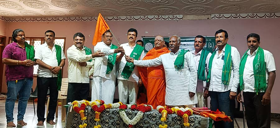 <div class="paragraphs"><p>ರಾಮನಗರದ ಆದಿಚುಂಚನಗಿರಿ ಶಾಖಾ ಮಠದ ಸಭಾಂಗಣದಲ್ಲಿ ಭಾರತೀಯ ಕಿಸಾನ್ ಸಂಘ ಕರ್ನಾಟಕ ಪ್ರದೇಶ ಬೆಂಗಳೂರು ದಕ್ಷಿಣ ಜಿಲ್ಲಾ ಘಟಕದ ಪದಾಧಿಕಾರಿಗಳ ಪದಗ್ರಹಣ ಸಮಾರಂಭದಲ್ಲಿ ಸಂಘದ ನೂತನ ಜಿಲ್ಲಾಧ್ಯಕ್ಷ ಕುಮಾರಸ್ವಾಮಿ ಮತ್ತು ಕಾರ್ಯದರ್ಶಿ ಮಂಜುನಾಥ್ ಅವರಿಗೆ ಅನ್ನದಾನೇಶ್ವರನಾಥ ಸ್ವಾಮೀಜಿ ಸಂಘದ ಬಾವುಟ ನೀಡಿದರು.</p></div>