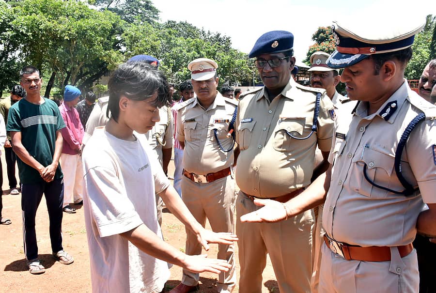 ಹುಬ್ಬಳ್ಳಿಯ ಹಳೇ ಸಿಎಆರ್‌ ಮೈದಾನದಲ್ಲಿ ಪೊಲೀಸರು ಸೋಮವಾರ ಮಾದಕ ವಸ್ತುಗಳ ಮಾರಾಟ, ಸಾಗಾಟ, ಬಳಕೆದಾರರ ಪರೇಡ್‌ ನಡೆಸಿದರು