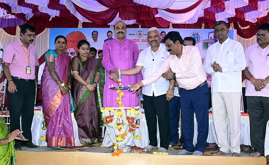 ರಾಮದುರ್ಗದ ಹೆಸ್ಕಾಂ ವಿಭಾಗ ಕಚೇರಿ ಮತ್ತು ಉಪವಿಭಾಗದ ಕಚೇರಿಯ ನೂತನ ಕಟ್ಟಡವನ್ನು ವಿಧಾನ ಸಭೆಯ ಮುಖ್ಯ ಸಚೇತಕ ಅಶೋಕ ಪಟ್ಟಣ ಉದ್ಘಾಟಿಸಿದರು