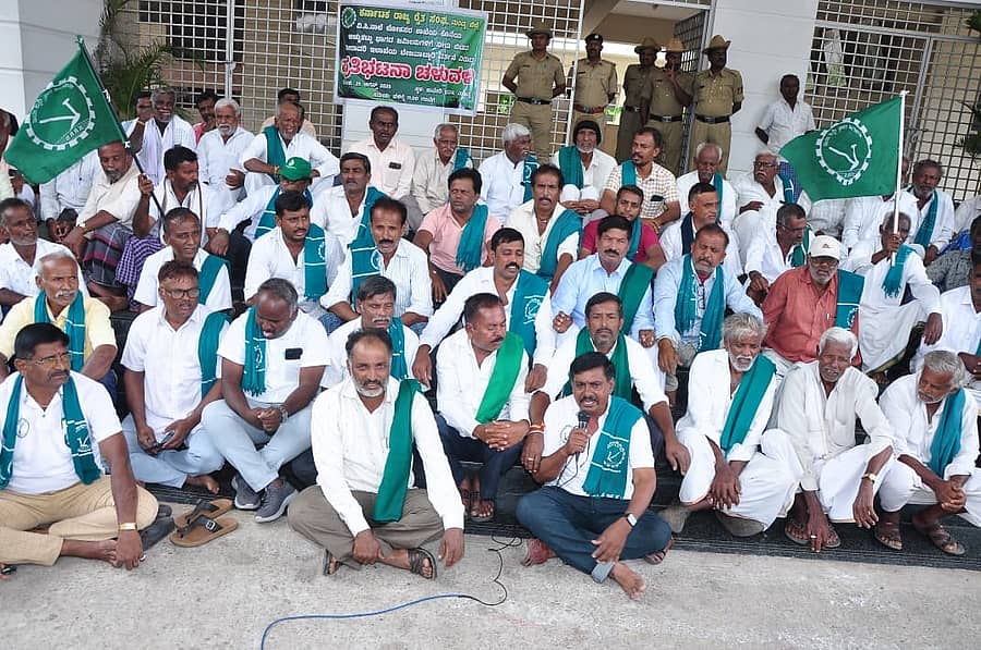 ಜಿಲ್ಲೆಯ ಕೊನೆ ಭಾಗದಲ್ಲಿರುವ ವಿ.ಸಿ.ನಾಲೆಗಳಿಗೆ ನೀರು ಹರಿಸಬೇಕೆಂದು ಆಗ್ರಹಿಸಿ ರೈತ ಸಂಘದ ಕಾರ್ಯಕರ್ತರು   ಮಂಡ್ಯ ನಗರದ ಕಾವೇರಿ ನೀರಾವರಿ ನಿಗಮದ ಕಚೇರಿ ಎದುರು ಪ್ರತಿಭಟನೆ ನಡೆಸಿದರು