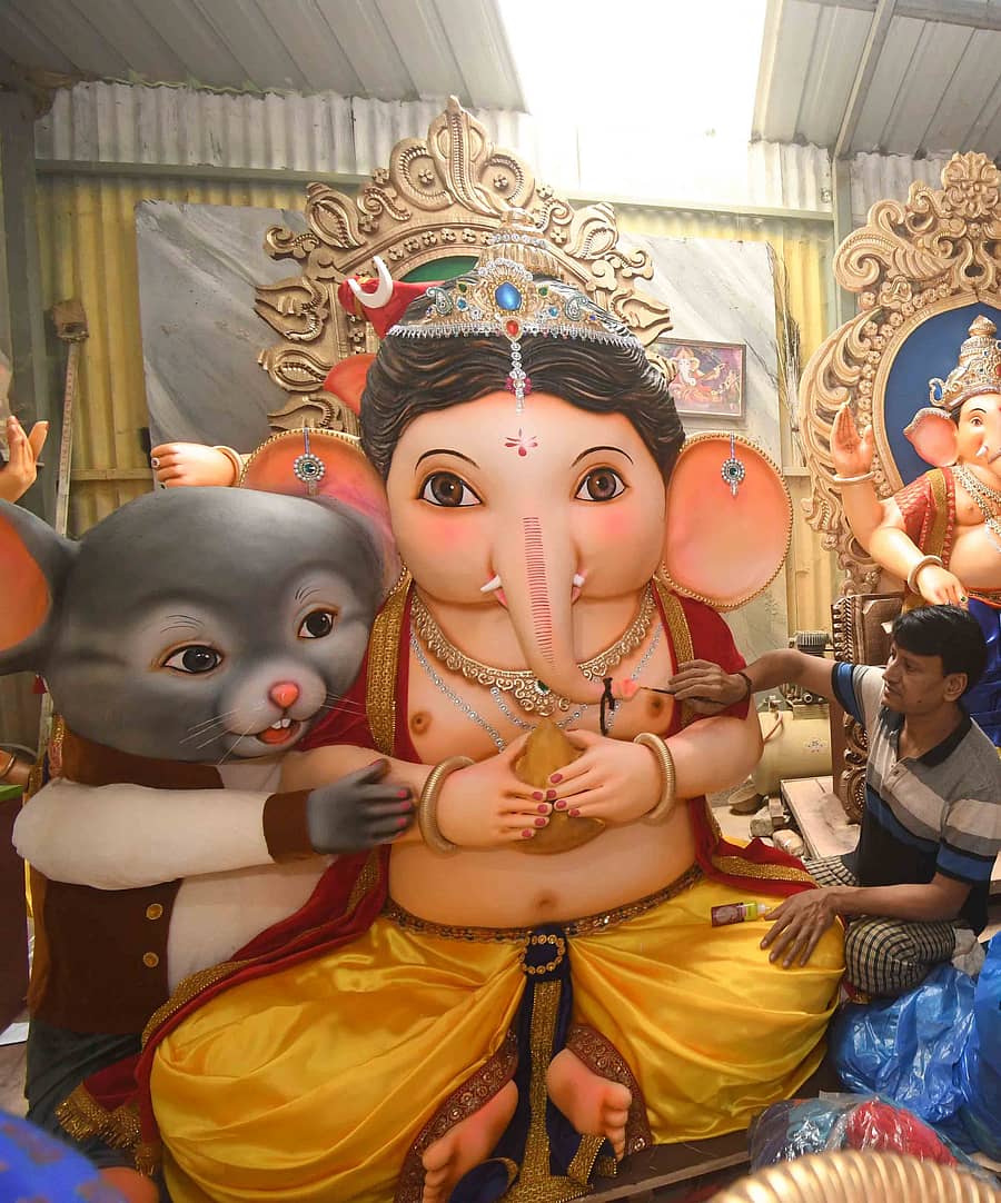 ಧಾರವಾಡದ ಕೆಲಗೇರಿಯ ಗಾಯತ್ರಿಪುರಂನ ಮನೆಯಲ್ಲಿ ಕಲಾವಿದ ಮಂಜುನಾಥ ಹಿರೇಮಠ ಅವರು ಎಐ ಗಣೇಶ ಮೂರ್ತಿ ಸಿದ್ಧಪಡಿಸಿದರು ಪ್ರಜಾವಾಣಿ ಚಿತ್ರ: ಬಿ.ಎಂ.ಕೇದಾರನಾಥ
