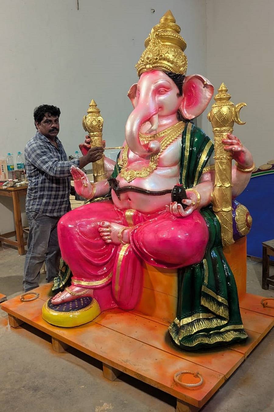 ಹೊಳೆನರಸೀಪುರದಲ್ಲಿ 68ನೇ ಗಣೇಶೋತ್ಸವ ಕಾರ್ಯಕ್ರಮಕ್ಕೆ ಸಿದ್ಧವಾಗಿರುವ ಗಣೇಶನಿಗೆ ಕಲಾವಿದ ಕೆರಳಾಪುರ ನಿವಾಸಿ ಚಂದ್ರು ಅಂತಿಮ ರೂಪ ನೀಡುತ್ತಿದ್ದಾರೆ 