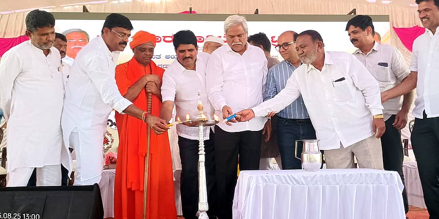 ಮುದ್ದೇಬಿಹಾಳ ಪಟ್ಟಣದ ಮನಿಯಾರ ಚಾರಿಟೇಬಲ್ ಟ್ರಸ್ಟ್‌ನಿಂದ ಸೋಮವಾರ ಮನಿಯಾರ ಶಾಲೆಯಲ್ಲಿ ಹಮ್ಮಿಕೊಂಡಿದ್ದ ನೇತ್ರ ಶಸ್ತ್ರಚಿಕಿತ್ಸೆ ಮಾಡಿಸಿಕೊಂಡ ಫಲಾನುಭವಿಗಳಿಗೆ ಕನ್ನಡಕ ಹಾಗೂ ಔಷಧ ಉಚಿತ ವಿತರಣೆ ಕಾರ್ಯಕ್ರಮಕ್ಕೆ ಸಣ್ಣ ಕೈಗಾರಿಕೆ ಸಚಿವ ಶರಣಬಸಪ್ಪ ದರ್ಶನಾಪುರ ಉದ್ಘಾಟಿಸಿದರು 