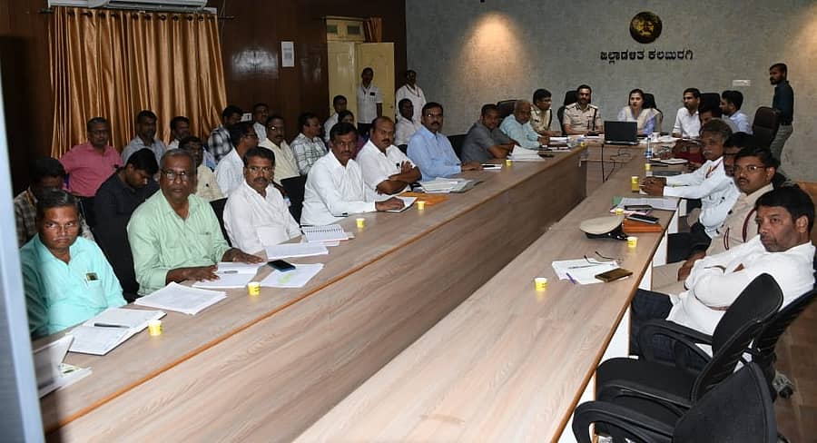 ಕಲಬುರಗಿ ಜಿಲ್ಲಾ ಆಡಳಿತದ ಅಧಿಕಾರಿಗಳೊಂದಿಗೆ ವಿಡಿಯೊ ಕಾನ್ಫೆರೆನ್ಸ್ ಮೂಲಕ ಸಚಿವ ಪ್ರಿಯಾಂಕ್‌ ಖರ್ಗೆ ಸಭೆ ನಡೆಸಿದರು   