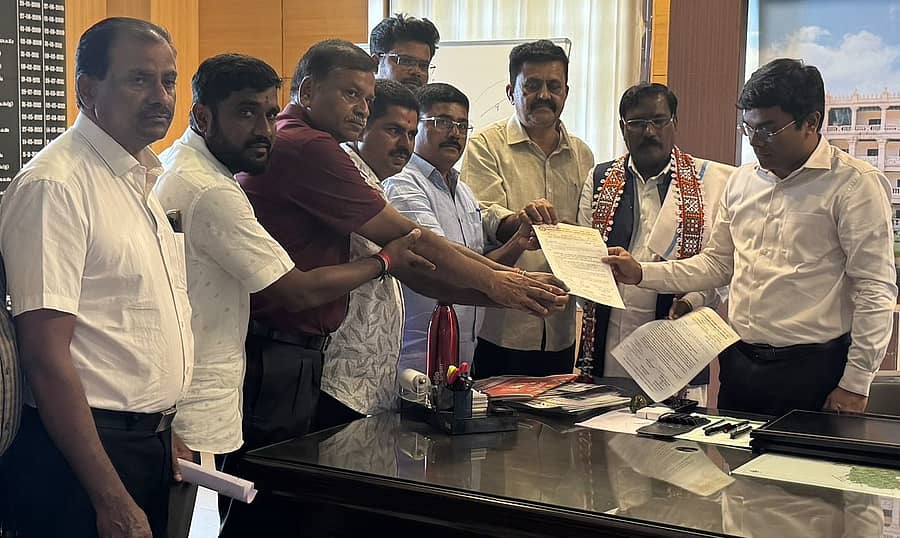 <div class="paragraphs"><p>ಪರಿಶಿಷ್ಟ ಸಮುದಾಯದ ಜಾತಿಪಟ್ಟಿಯಲ್ಲಿರುವ ಕೊರಮ, ಕೊರಚ, ಲಂಬಾಣಿ ಹಾಗೂ ಭೋವಿ (ಕೋಲಂಬೊ) ಸಮುದಾಯಗಳಿಗೆ ಶೇ 7 ಒಳ ಮೀಸಲಾತಿ ನೀಡಬೇಕು ಎಂದು ಆಗ್ರಹಿಸಿ, ಕರ್ನಾಟಕ ಪ್ರದೇಶ ಬಂಜಾರ (ಲಂಬಾಣಿ) ಸೇವಾ ಸಂಘದ ಪದಾಧಿಕಾರಿಗಳು ಜಿಲ್ಲಾಧಿಕಾರಿ ಯಶವಂತ್ ವಿ. ಗುರುಕರ್ ಅವರಿಗೆ ಸೋಮವಾರ ಮನವಿ ಸಲ್ಲಿಸಿದರು.</p></div>