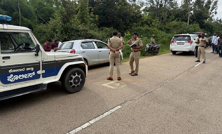 ಶ್ರೀನಿವಾಸಪುರ ಪಟ್ಟಣದ ಹೊರವಲಯದ ಕಾಲೊನಿ ಗೇಟ್ ಬಳಿ ಮಂಡಿ ಮಾಲೀಕನ ದರೋಡೆ ನಡೆದಿದ್ದು, ಜಿಲ್ಲಾ ಪೊಲೀಸ್‌ ವರಿಷ್ಠಾಧಿಕಾರಿ ನಿಖಿಲ್ ಬಿ. ಪರಿಶೀಲಿಸಿದರು