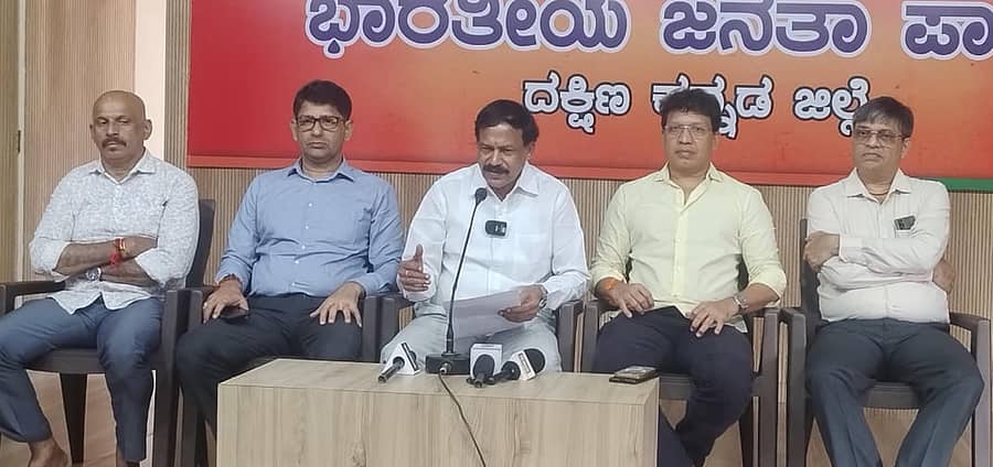 ಸುದ್ದಿಗೋಷ್ಠಿಯಲ್ಲಿ ಸತೀಶ್ ಕುಂಪಲ ಮಾತನಾಡಿದರು. ವಸಂತ ಪೂಜಾರಿ, ಪ್ರೇಮಾನಂದ ಶೆಟ್ಟಿ, ಡಾ.ವೈ.ಭರತ್ ಶೆಟ್ಟಿ ಹಾಗೂ ಸಂಜಯ ಪ್ರಭು ಭಾಗವಹಿಸಿದ್ದರು