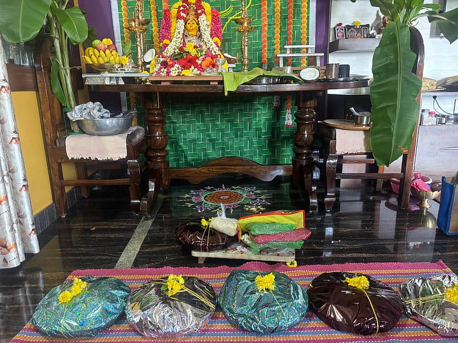 ಚನ್ನಗಿರಿ ಪಟ್ಟಣದ ಮನೆಯೊಂದರಲ್ಲಿ ಗೌರಿ ವಿಗ್ರಹವನ್ನು ಪ್ರತಿಷ್ಠಾಪಿಸಿ ಸ್ವರ್ಣಗೌರಿ ಹಬ್ಬವನ್ನು ಮಹಿಳೆಯರು ಶ್ರದ್ಧಾ, ಭಕ್ತಿಯಿಂದ ಮಂಗಳವಾರ ಆಚರಿಸಿದರು
