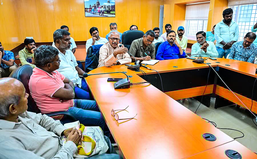 <div class="paragraphs"><p>ಸಾಮಾಜಿಕ ನ್ಯಾಯಕ್ಕಾಗಿ ಪರಿಶಿಷ್ಟ ಜಾತಿಗಳ ಒಳ ಮೀಸಲಾತಿ ಜಾರಿ ಹೋರಾಟ ಸಮಿತಿ ಶಾಸಕರ ಭವನದಲ್ಲಿ ಮಂಗಳವಾರ ಆಯೋಜಿಸಿದ್ದ ‘ಸಮಾಲೋಚನಾ ಸಭೆ’ಯಲ್ಲಿ ರಾಜಪ್ಪ ದಳವಾಯಿ ಮಾತನಾಡಿದರು  </p></div>