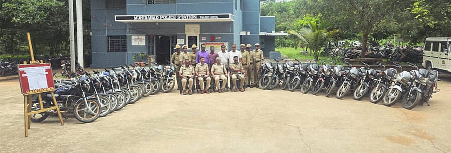ವಿವಿಧೆಡೆ ಬೈಕ್‌ ಕಳ್ಳತನ ಮಾಡಿದ ಆರೋಪಿಯಿಂದ ವಶಕ್ಕೆ ಪಡೆದುಕೊಂಡ ಬೈಕ್‌ಗಳ ಜೊತೆ ಎಡದಿಂದ (ಕುಳಿತವರು); ಕೊಪ್ಪಳ ಗ್ರಾಮೀಣ ಠಾಣೆಯ ಪಿಎಸ್‌ಐ ವೀರೇಶ, ಗ್ರಾಮೀಣ ಸಿಪಿಐ ಸುರೇಶ ಡಿ., ಎಸ್‌.ಪಿ. ಡಾ. ರಾಮ್ ಎಲ್‌. ಅರಸಿದ್ಧಿ, ಮುನಿರಾಬಾದ್ ಠಾಣೆ ಪಿಎಸ್‌ಐ ಸುನೀಲ್‌ ಹಾಗೂ ಸಿಬ್ಬಂದಿ ಇದ್ದಾರೆ