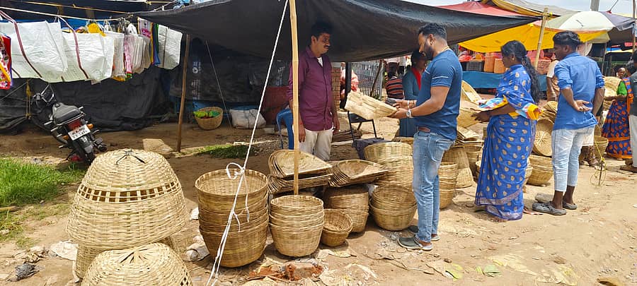 ಹಂಪಾಪುರದಲ್ಲಿ ಮಂಗಳವಾರದ ಸಂತೆಯಲ್ಲಿ ಮೊರ ಖರೀದಿ ನಿರತ ಗ್ರಾಹಕರು