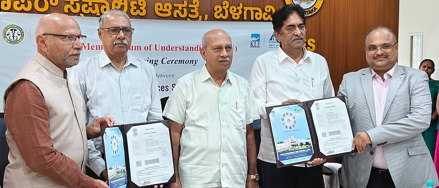 <div class="paragraphs"><p>ಬೆಳಗಾವಿ ಜಿಲ್ಲಾಸ್ಪತ್ರೆ ಆವರಣದಲ್ಲಿನ ಸೂಪರ್‌ಸ್ಪೆಷಾಲಿಟಿ ಆಸ್ಪತ್ರೆಯಲ್ಲಿ ಬಿಮ್ಸ್‌ ನಿರ್ದೇಶಕ ಡಾ.ಅಶೋಕಕುಮಾರ ಶೆಟ್ಟಿ, ಪ್ರಭಾಕರ ಕೋರೆ ಆಸ್ಪತ್ರೆ ವೈದ್ಯಕೀಯ ನಿರ್ದೇಶಕ ಡಾ.ಎಂ.ದಯಾನಂದ ಒಡಂಬಡಿಕೆ ಪತ್ರಗಳನ್ನು ವಿನಿಮಯ ಮಾಡಿಕೊಂಡರು. ಪ್ರಭಾಕರ ಕೋರೆ, ಶಾಸಕ ಆಸಿಫ್ ಸೇಠ್ ಇದ್ದರು</p></div>