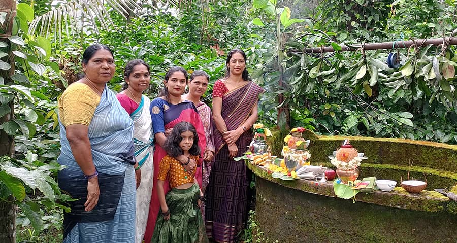 ಶೃಂಗೇರಿಯಲ್ಲಿ ಹೊಸಕೊಪ್ಪದಲ್ಲಿ ಗೌರಿ ಹಬ್ಬದ ಪ್ರಯುಕ್ತ ಮಂಗಳವಾರ ಮಹಿಳೆಯರು ಬಾವಿ ಕಟ್ಟೆಯಲ್ಲಿ ಗೌರಿ ಪೂಜೆ ಸಲ್ಲಿಸಿದರು