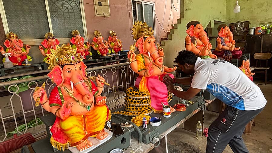 ಉಡುಪಿಯ ಅಲೆವೂರಿನಲ್ಲಿ ಸಿದ್ಧಗೊಂಡಿರುವ ಗಣಪತಿ ವಿಗ್ರಹಗಳು
