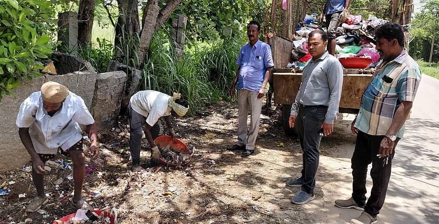 ಗ್ರಾಮ ಪಂಚಾಯಿತಿ ಅಧಿಕಾರಿಗಳು ಪೌರ ಕಾರ್ಮಿಕರೊಂದಿಗೆ ಆಗಮಿಸಿ ಕಸ ಸ್ವಚ್ಛಗೊಳಿಸುವ ಕೆಲಸ ಮಾಡಿದರು