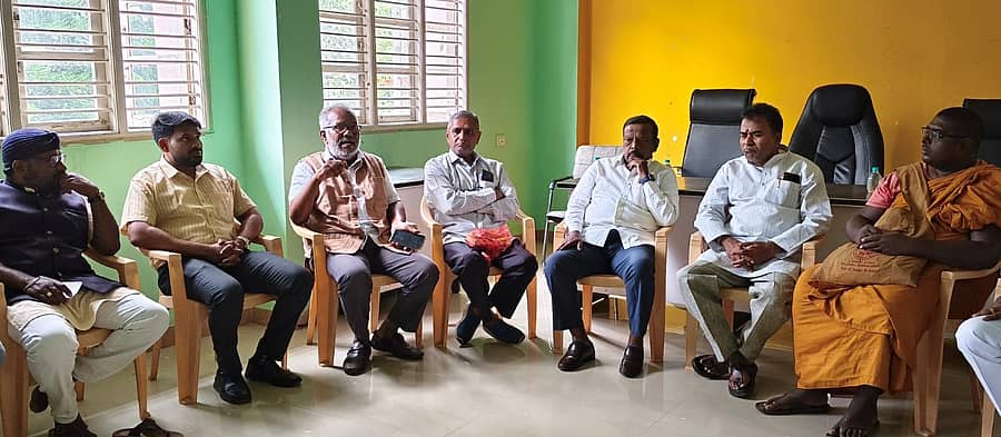 ದೊಡ್ಡಬಳ್ಳಾಪುರದಲ್ಲಿ ಬೌದ್ಧ ನೆಲೆಯ ಉತ್ಖನನದ ಬಗ್ಗೆ ಬುದ್ಧನ ಅನುಯಾಯಿಗಳು, ಸಾಹಿತಿಗಳು, ಪತ್ರಕರ್ತರು ಹಾಗೂ ಸಂಶೋಧಕರ ಸಭೆಯಲ್ಲಿ ಹಿರಿಯ ಸಾಹಿತಿ ಹಾಗೂ ಮಾಜಿ ರಾಜ್ಯಸಭಾ ಸದಸ್ಯ ಡಾ.ಎಲ್.ಹನುಮಂತಯ್ಯ ಮಾತನಾಡಿದರು