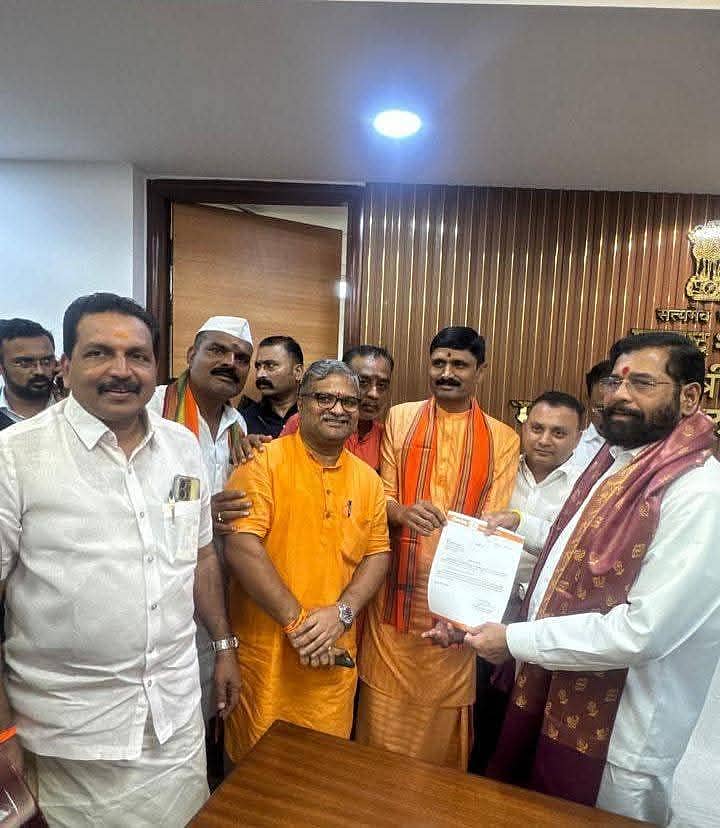 ಮುಂಬೈನಲ್ಲಿ ಸಿದ್ಧಲಿಂಗ ಸ್ವಾಮೀಜಿಗೆ ಡಿಸಿಎಂ ಏಕನಾಥ ಶಿಂಧೆ ನೇಮಕ ಪತ್ರ ನೀಡಿದರು