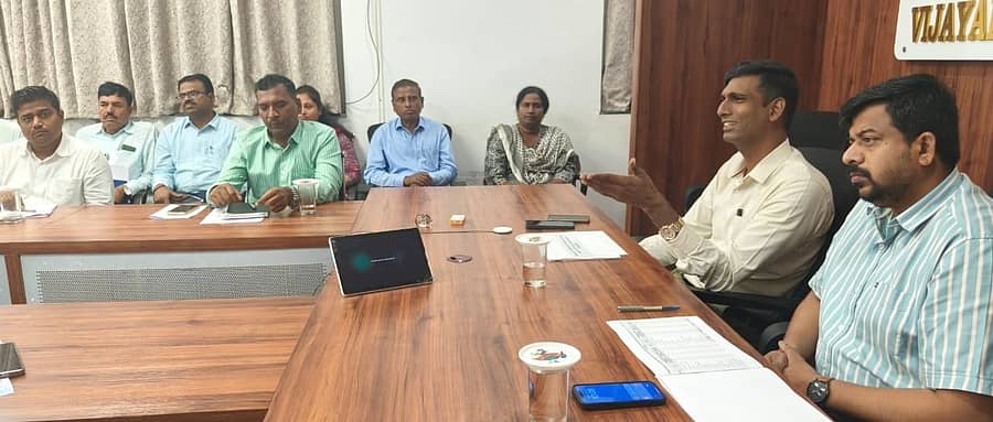 ವಿಜಯಪುರ ನಗರದ ಜಿಲ್ಲಾಧಿಕಾರಿಗಳ ಕಚೇರಿ ಸಭಾಂಗಣದಲ್ಲಿ ಮಂಗಳವಾರ ಜಿಲ್ಲಾ ವಿಪತ್ತು ನಿರ್ವಹಣಾ ಸಭೆಯಲ್ಲಿ ಜಿಲ್ಲಾಧಿಕಾರಿ ಡಾ. ಆನಂದ್‌ ಕೆ. ಮಾತನಾಡಿದರು. ಜಿಲ್ಲಾ ಪಂಚಾಯಿತಿ ಮುಖ್ಯ ಕಾರ್ಯನಿರ್ವಾಹಣಾಧಿಕಾರಿ ರಿಷಿ ಆನಂದ್‌ ಇದ್ದಾರೆ