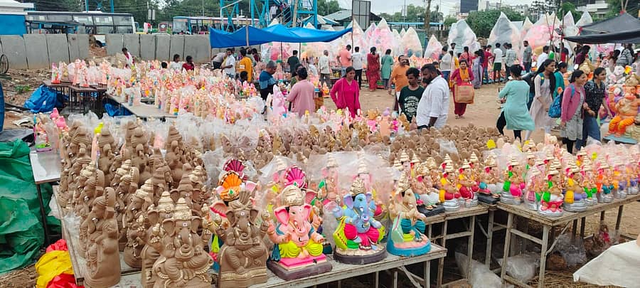 ಹೊಸಕೋಟೆ ನಗರದ ಪೊಲೀಸ್ ಸ್ಟೇಷನ್ ಬಳಿ ಇರುವ ಖಾಲಿ ಮೈದಾನದಲ್ಲಿನ ಮಳಿಗೆಗಳಲ್ಲಿ ಗಣೇಶ ಮೂರ್ತಿಗಳ ಖರೀದಿಯಲ್ಲಿ ಜನರಿಂದ ನೀರಸ ಪ್ರತಿಕ್ರಿಯೆ ವ್ಯಕ್ತವಾಗುತ್ತಿರುವುದು