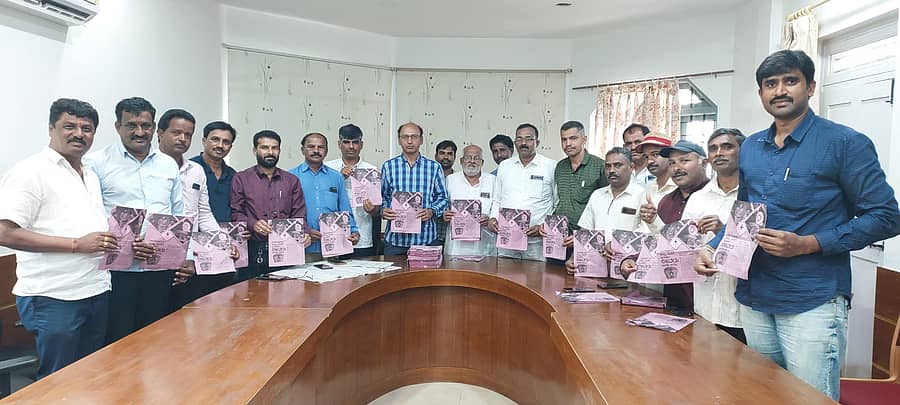 ಸೊರಬ ಪಟ್ಟಣದ ಪ್ರವಾಸಿ ಮಂದಿರದಲ್ಲಿ ಪ್ರಗತಿಪರ ಸಂಘಟನೆ ಒಕ್ಕೂಟ ಹಾಗೂ ತಾಲ್ಲೂಕು ಬ್ರಹ್ಶಶ್ರೀ ನಾರಾಯಣಗುರು ಸೇವಾ ಸಮಿತಿ ವತಿಯಿಂದ ಕರಪತ್ರ ವಿತರಣೆಗೆ ಚಾಲನೆ ನೀಡಿಲಾಯಿತು.