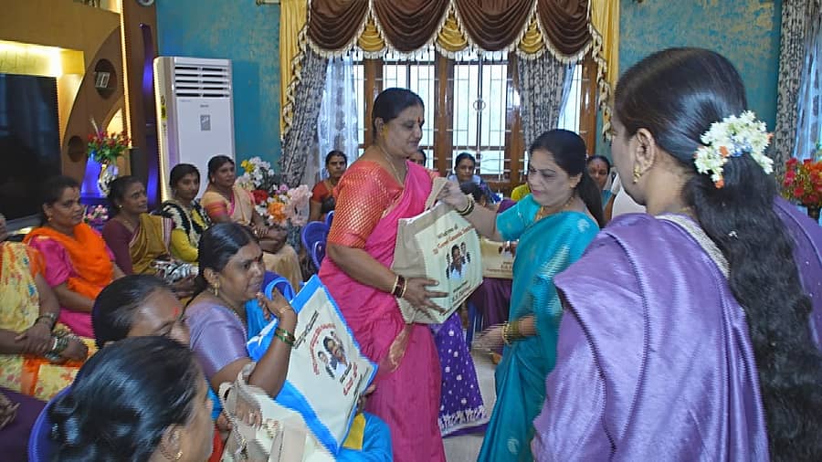 ಕಗ್ಗಲೀಪುರದಲ್ಲಿ ಮುಸ್ಲಿಂ ಕುಟುಂಬದ ಜಬೀನಾ ತಾಜ್  ಅವರು ಮಹಿಳೆಯರಿಗೆ ಬಾಗಿನ ನೀಡಿದರು