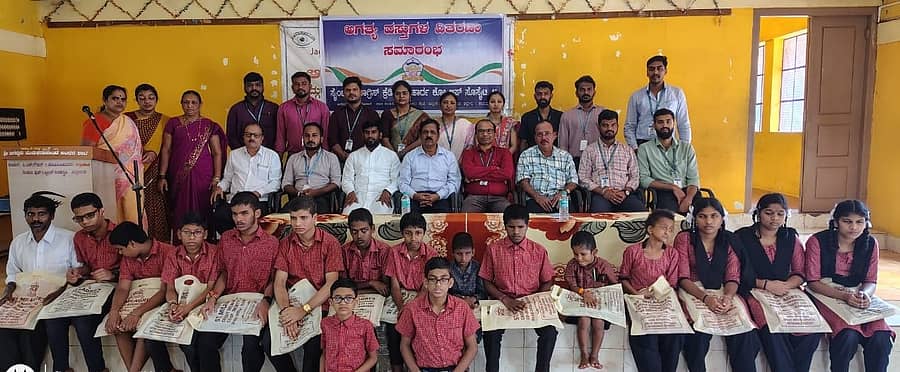 ಸಿದ್ದಾಪುರದ ಶ್ರಿ ಜಗದ್ಗುರು ಮುರುಘರಾಜೇಂದ್ರ ಅಂಧರಶಾಲೆಯ ವಿದ್ಯಾರ್ಥಿಗಳಿಗೆ ಸೈಂಟ್ ಮಿಲಾಗ್ರಿಸ್ ಕ್ರೆಡಿಟ್ ಸೌಹಾರ್ದ ಕೋಆಪರೇಟಿವ್ ಸೊಸೈಟಿಯಿಂದ ಅಗತ್ಯವಸ್ತುಗಳನ್ನು ನೀಡಲಾಯಿತು.