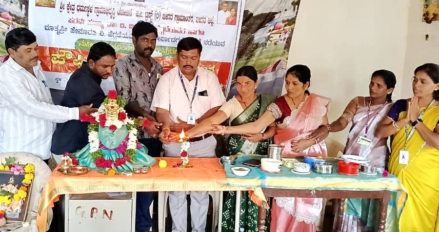 ಬೀದರ್ ತಾಲ್ಲೂಕಿನ ಘೋಡಂಪಳ್ಳಿ ಗ್ರಾಮದಲ್ಲಿ ನಡೆದ ಪೌಷ್ಟಿಕ ಆಹಾರ ಮೇಳವನ್ನು ಸಂಪನ್ಮೂಲ ವ್ಯಕ್ತಿ ಉದಯಕುಮಾರ ಉದ್ಘಾಟಿಸಿದರು